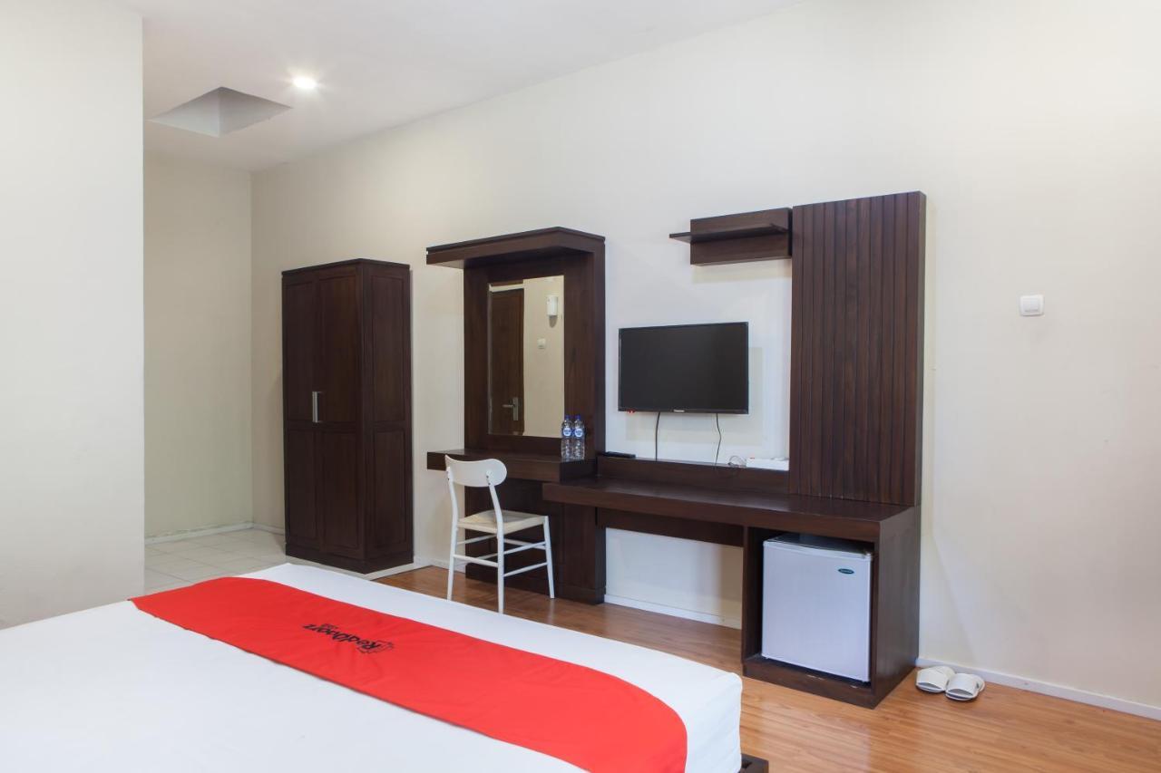 Reddoorz Plus Near Mall Roxy Banyuwangi Exterior photo