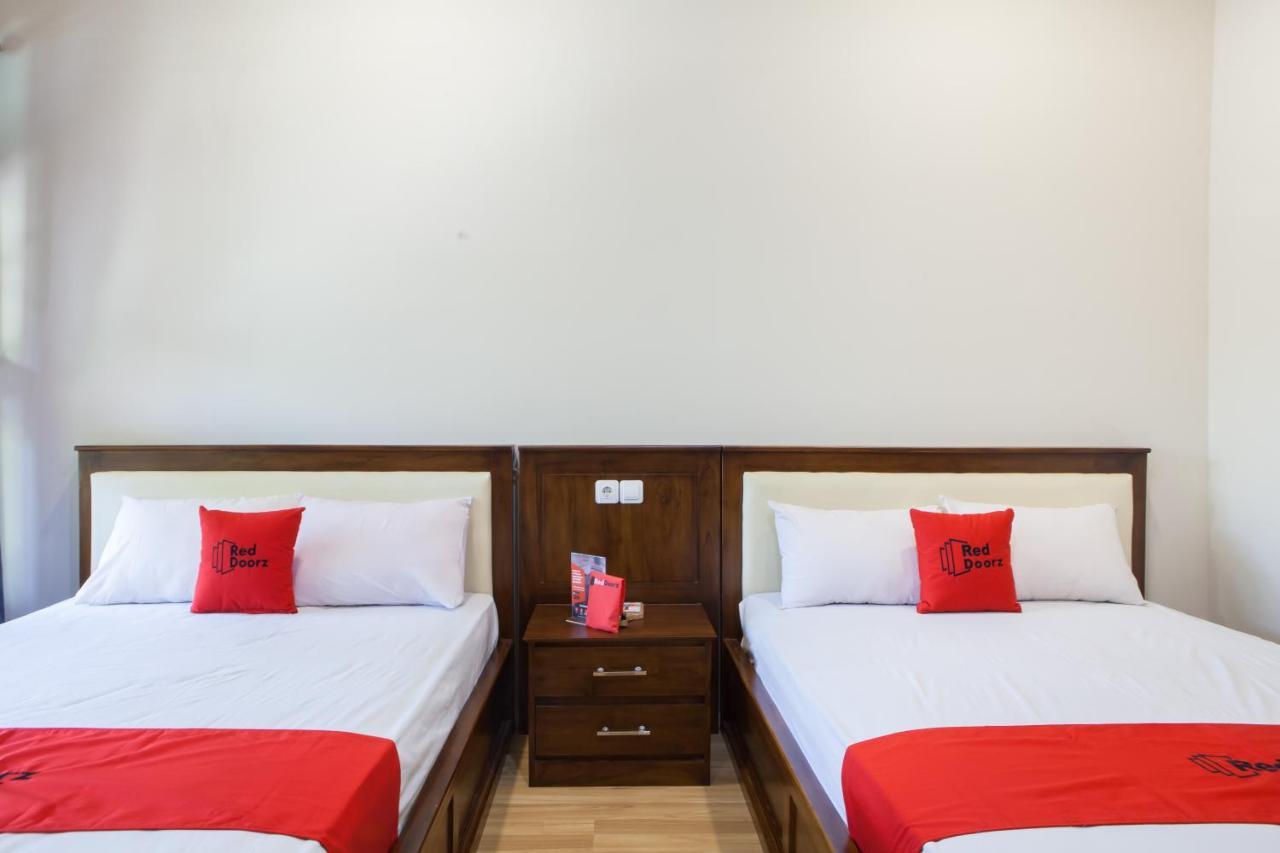 Reddoorz Plus Near Mall Roxy Banyuwangi Exterior photo