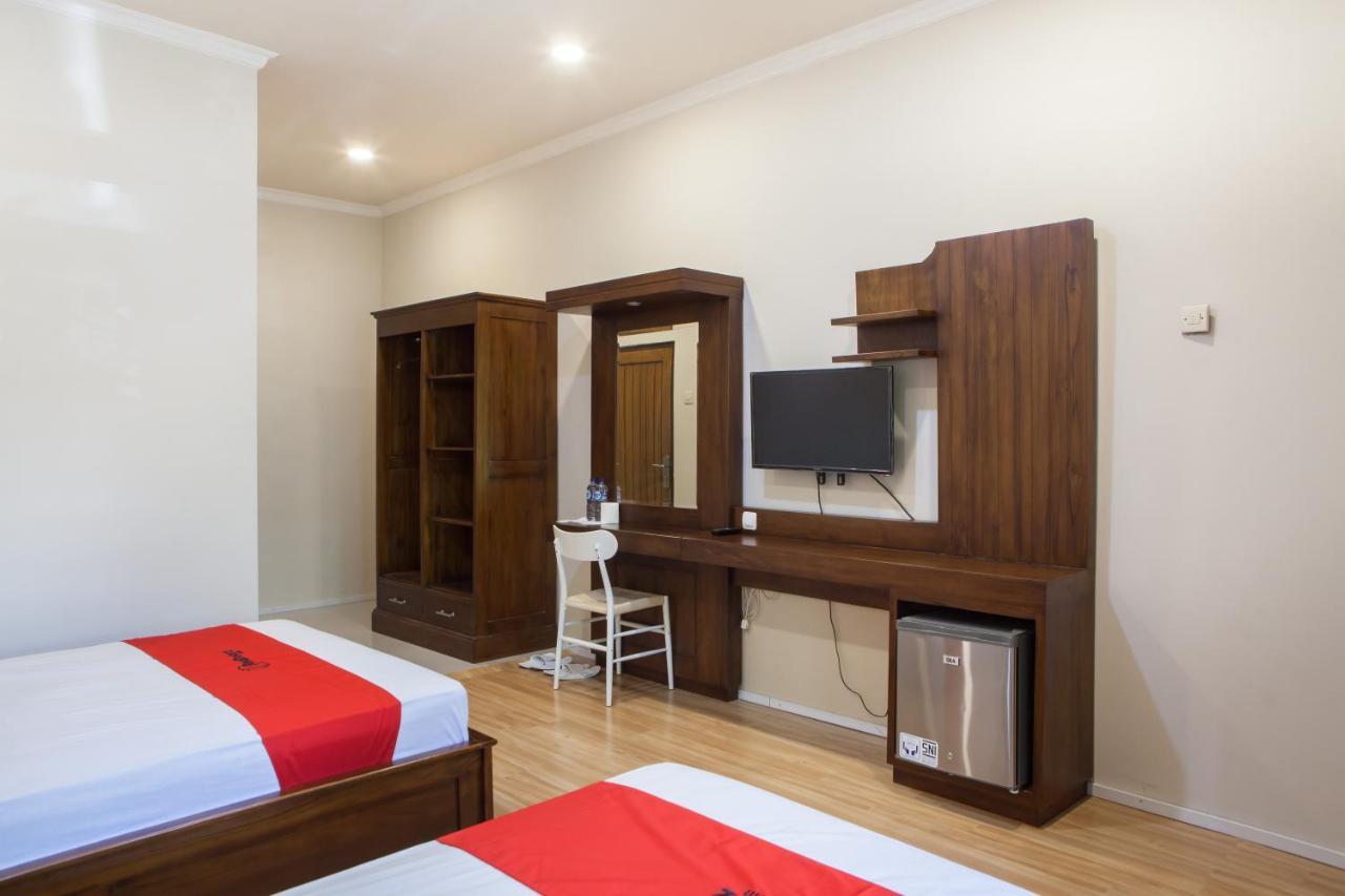 Reddoorz Plus Near Mall Roxy Banyuwangi Exterior photo