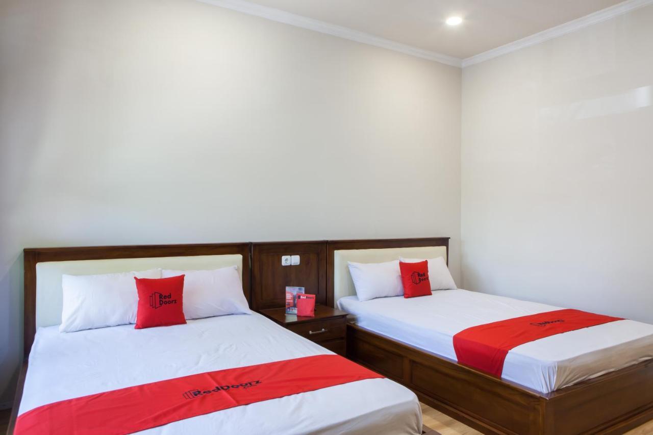 Reddoorz Plus Near Mall Roxy Banyuwangi Exterior photo