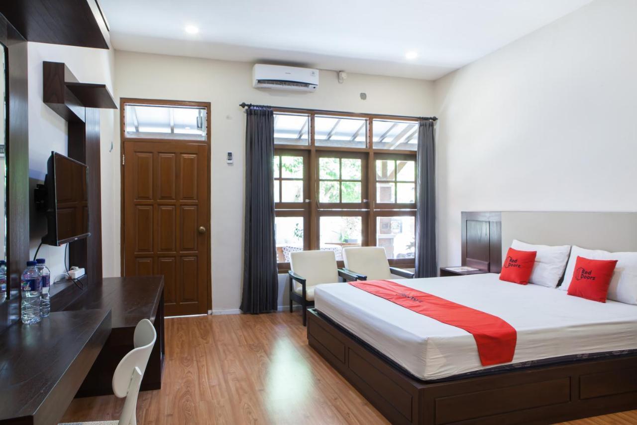 Reddoorz Plus Near Mall Roxy Banyuwangi Exterior photo