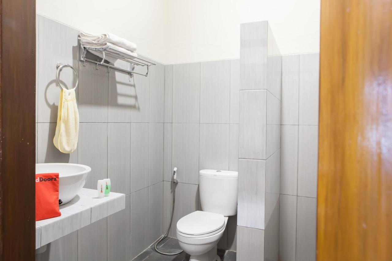 Reddoorz Plus Near Mall Roxy Banyuwangi Exterior photo