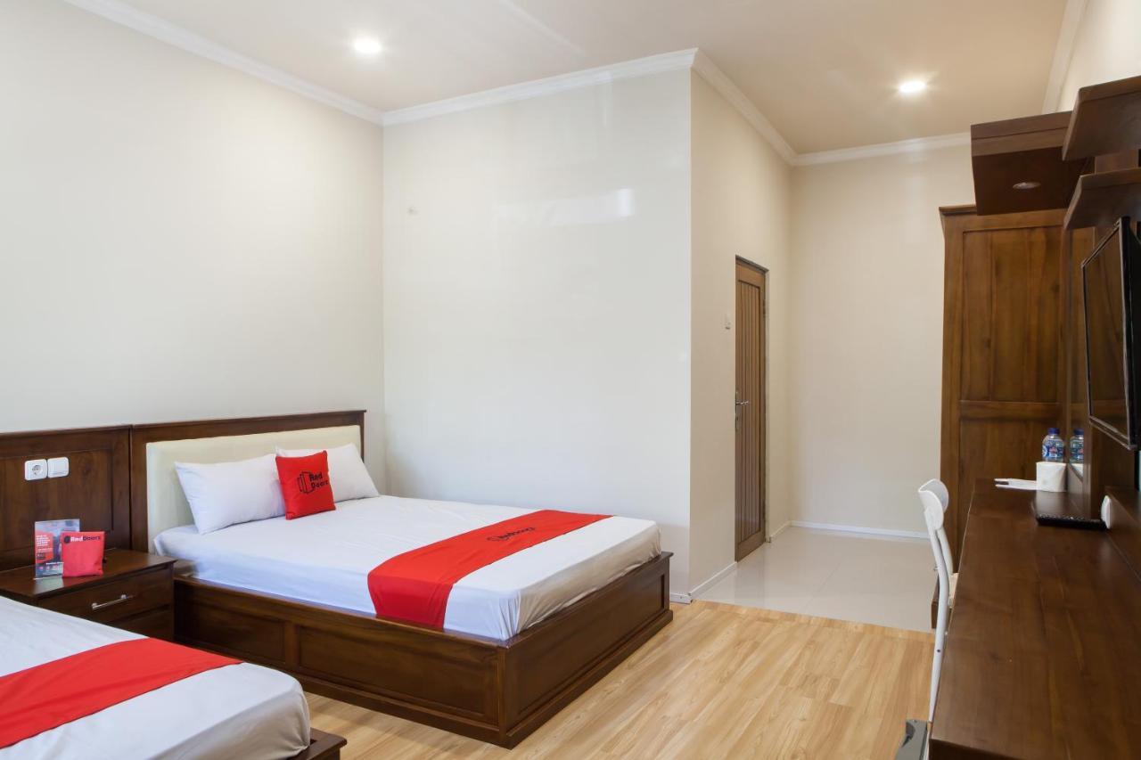 Reddoorz Plus Near Mall Roxy Banyuwangi Exterior photo